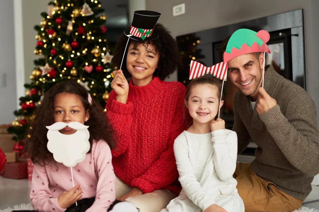 retrato familia com acessorios divertidos de natal